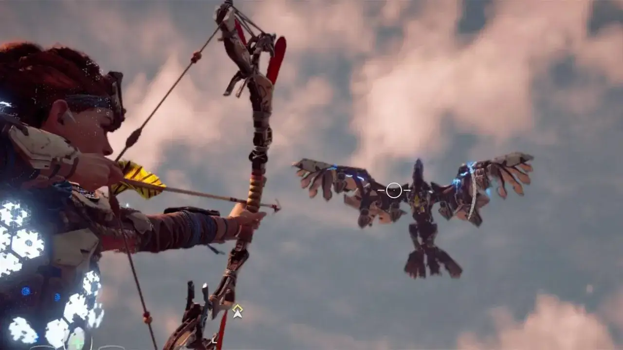 Aloy mira con il suo arco una macchina volante, un'antica armeria Horizon in azione.