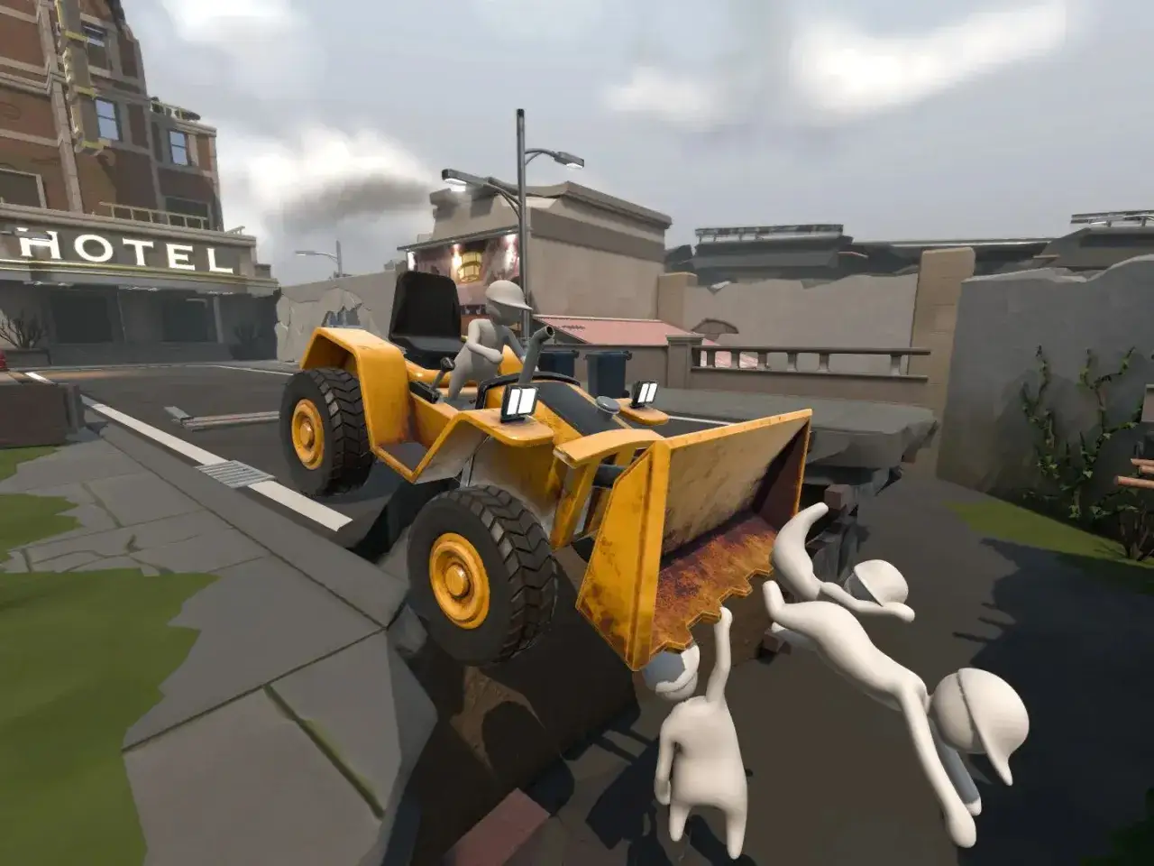 Personaggi di Human Fall Flat in un gioco di costruzione con un bulldozer giallo. Uno cade, gli altri cercano di afferrarlo.