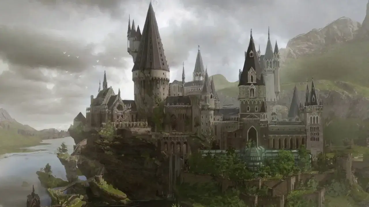 Hogwarts Legacy recensione: maestoso castello su una scogliera, con torri imponenti e un lago sottostante. Un'avventura magica attende.