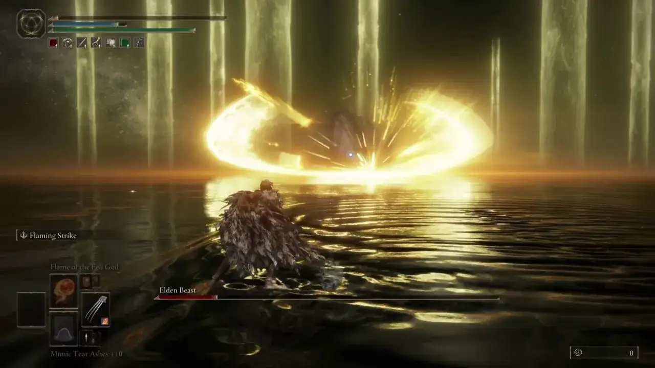 Scontro epico contro l'Elden Beast, il boss finale di Elden Ring, in un'arena dorata e acquatica.