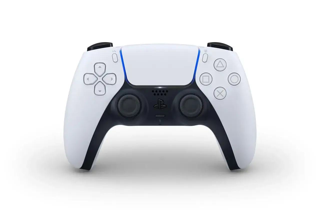 Controller DualSense bianco per PS5, pronto per le tue prossime avventure e per le recensioni giochi PS5.