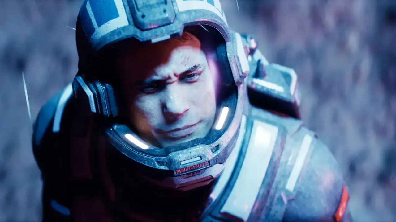 Astronauta con casco, concentrato, forse in attesa della directive 8020 uscita. Luce bluastra illumina il volto.
