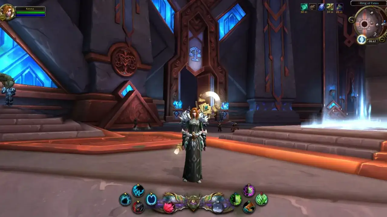 Personaggio femminile in un'imponente sala di World of Warcraft, con un'interfaccia che ricorda il world of warcraft ps5.