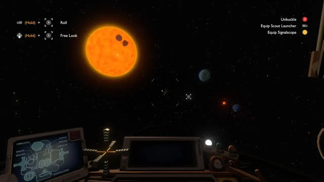 Dalla cabina di pilotaggio, il sole domina la scena spaziale. La recensione di Outer Wilds esplora questo sistema solare misterioso.