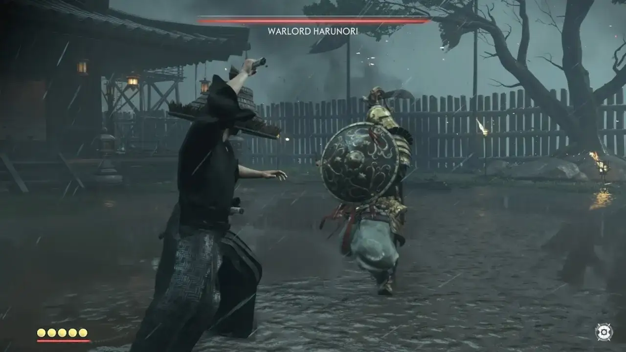 Combattimento intenso sotto la pioggia in Ghost of Tsushima. La recensione evidenzia la sfida contro Warlord Harunori.