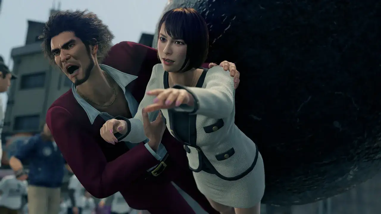 Yakuza: Like a Dragon recensione: Ichiban Katsu, con la sua solita esuberanza, protegge una donna da un pericolo imminente.