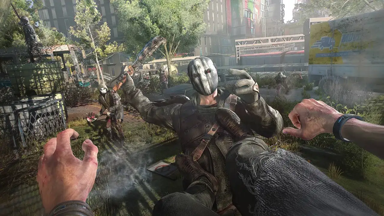 Un personaggio con maschera a righe brandisce un'arma in Dying Light 2. La recensione del gioco mostra un combattimento intenso in un ambiente post-apocalittico.