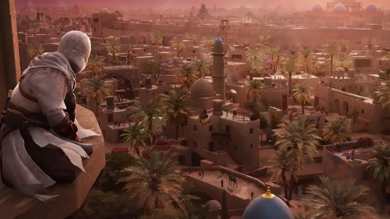 Assassin's Creed Mirage recensione: un assassino osserva una citt&agrave; mediorientale al tramonto, tra palme e architetture tipiche.