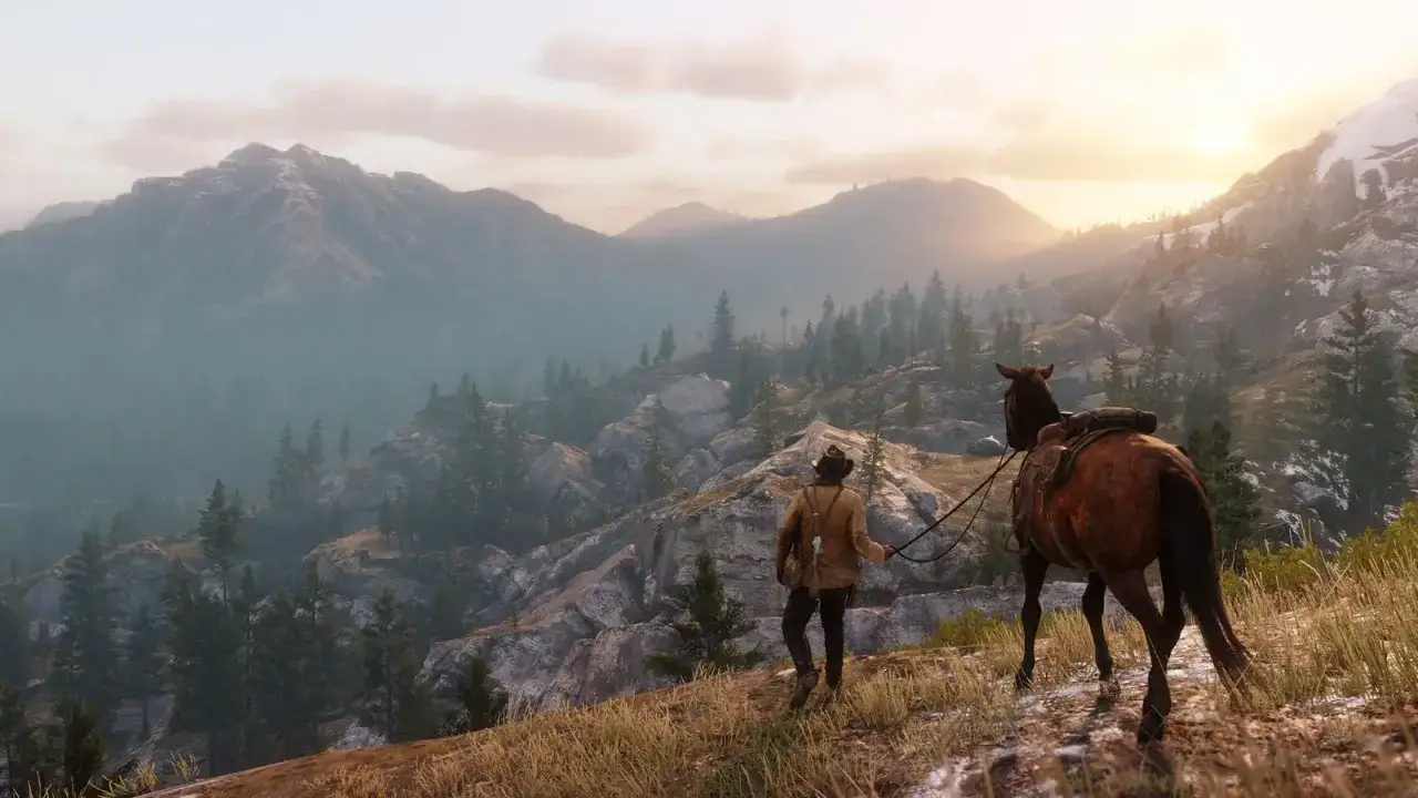 Un cowboy e il suo cavallo ammirano un vasto paesaggio montano al tramonto, un'ambientazione che evoca le avventure di Red Dead Redemption 3.