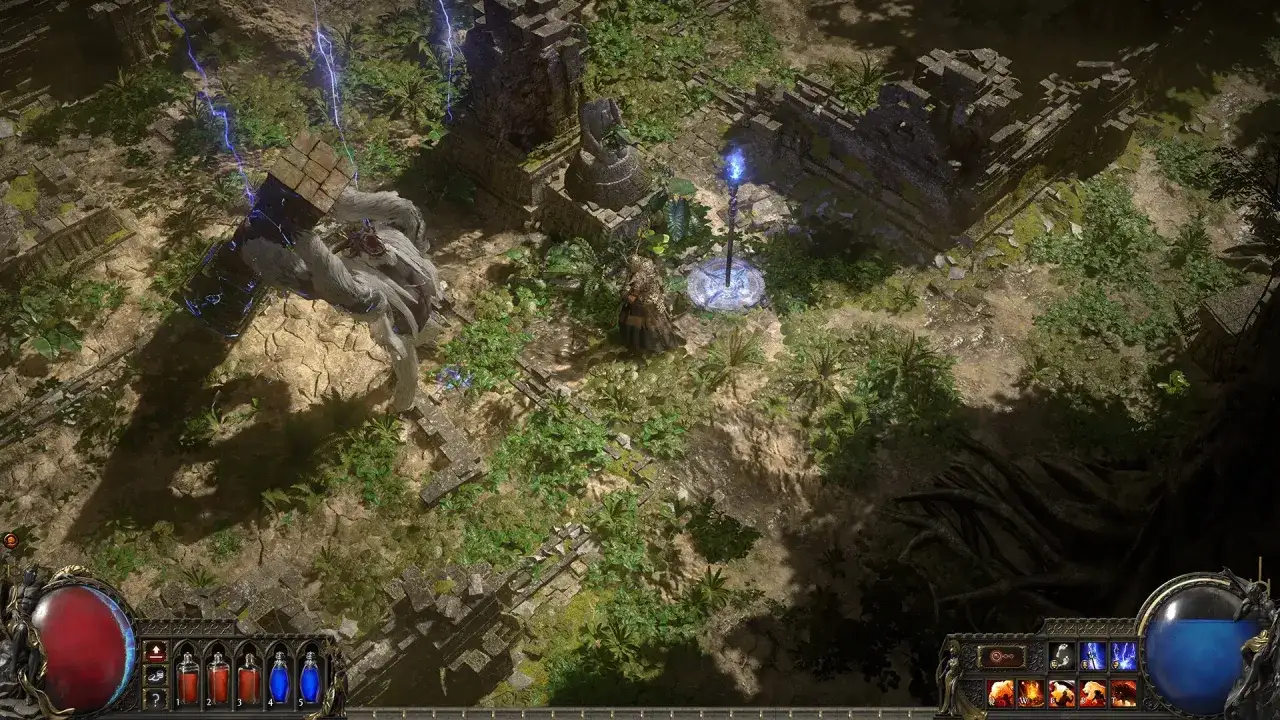 Un'antica rovina invasa dalla vegetazione, un guerriero affronta un colosso peloso in Path of Exile 2 PS5.