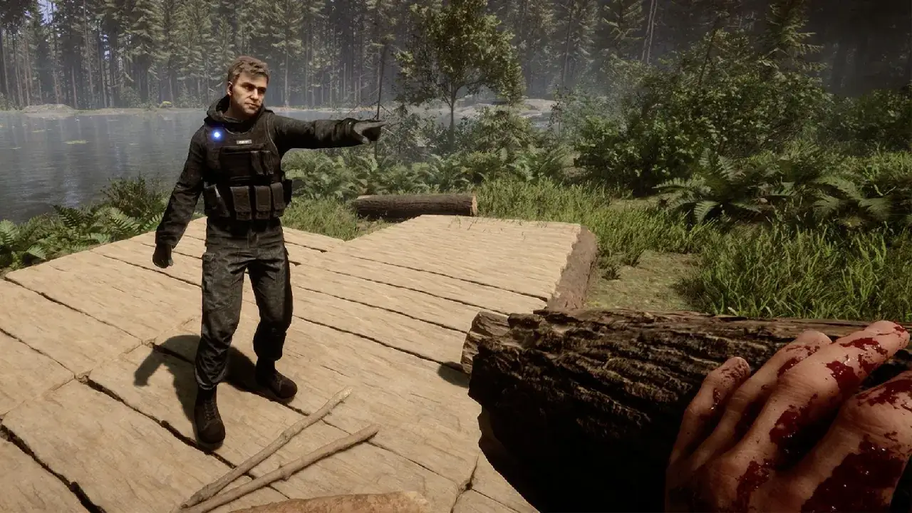 Un uomo in abiti tattici indica qualcosa nella foresta. Un'immagine di Sons of the Forest PS5.