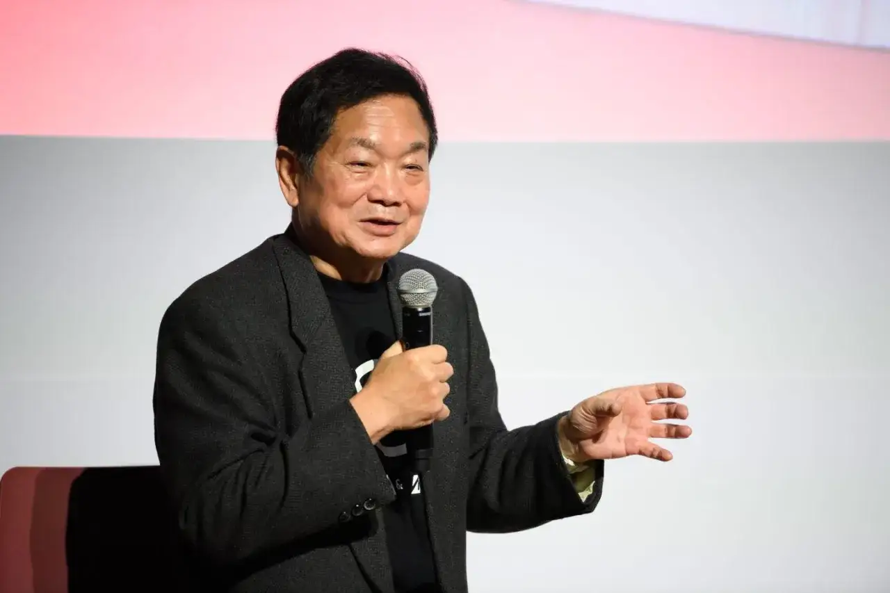 Ken Kutaragi, chi ha inventato la PlayStation, parla al microfono con un sorriso.