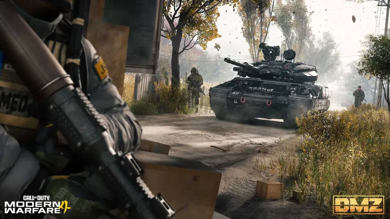 Soldato con fucile in primo piano, un carro armato nero avanza su una strada polverosa, soldati sullo sfondo. DMZ Call of Duty.