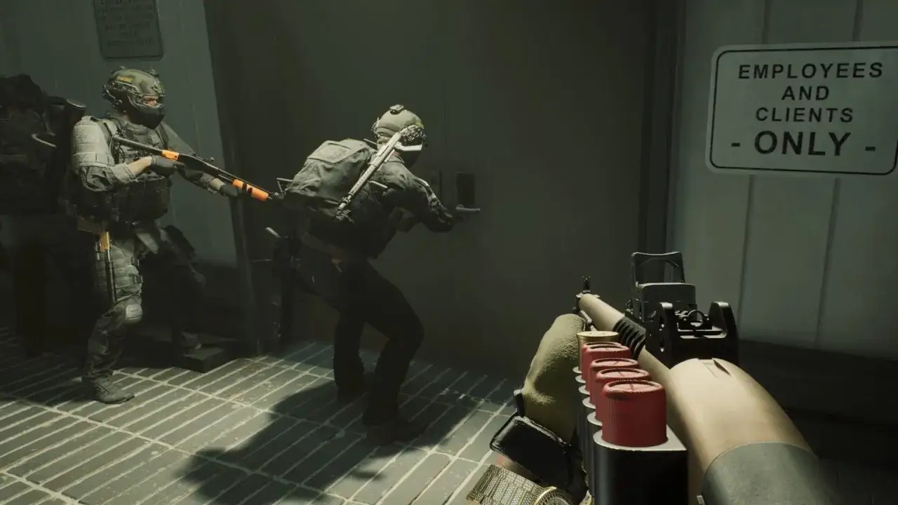 Squadra SWAT pronta all'azione, con fucili in pugno, si avvicina a una porta. Le recensioni di
