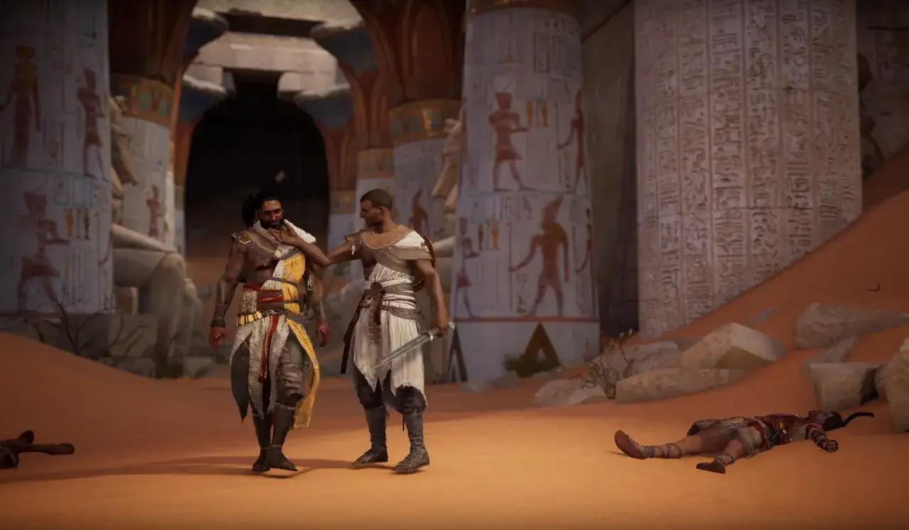 Due guerrieri egizi si confrontano tra le rovine di un tempio. La scena &egrave; tratta da una recensione di Assassin's Creed Origins.