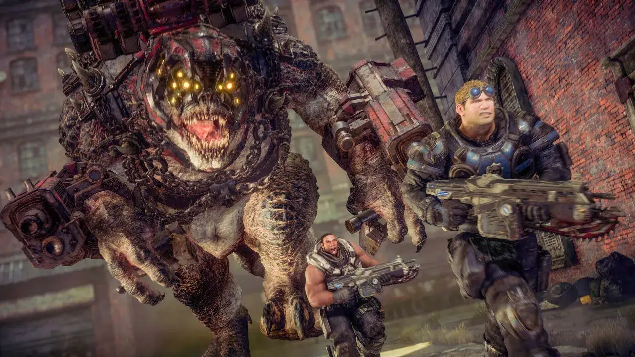 Gears of War reloaded: un colosso mostruoso con occhi luminosi insegue due soldati corazzati in una città in rovina.