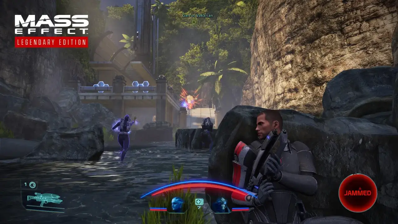 Mass Effect Legendary Edition recensione: Shepard combatte nemici in un ambiente lussureggiante.