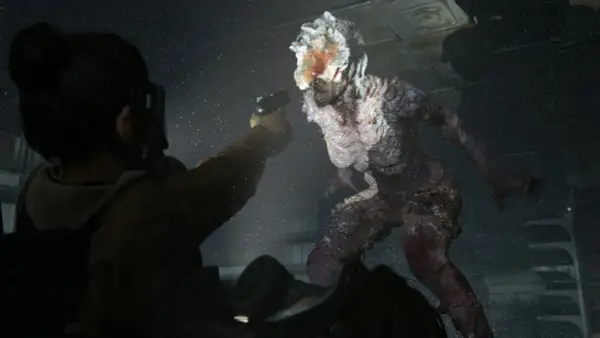 Ellie punta la pistola contro uno dei terrificanti mostri di The Last of Us, in un confronto teso e pieno di spore.