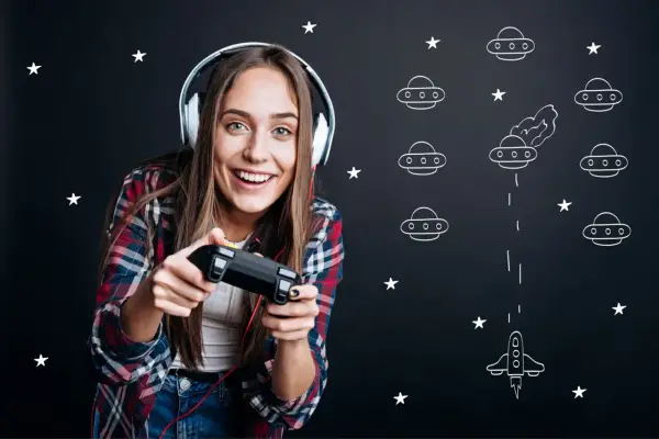 Ragazza con cuffie gioca, con controller in mano, circondata da stelle e UFO. Il suo sorriso esprime il pegi 3 significato: divertimento puro.